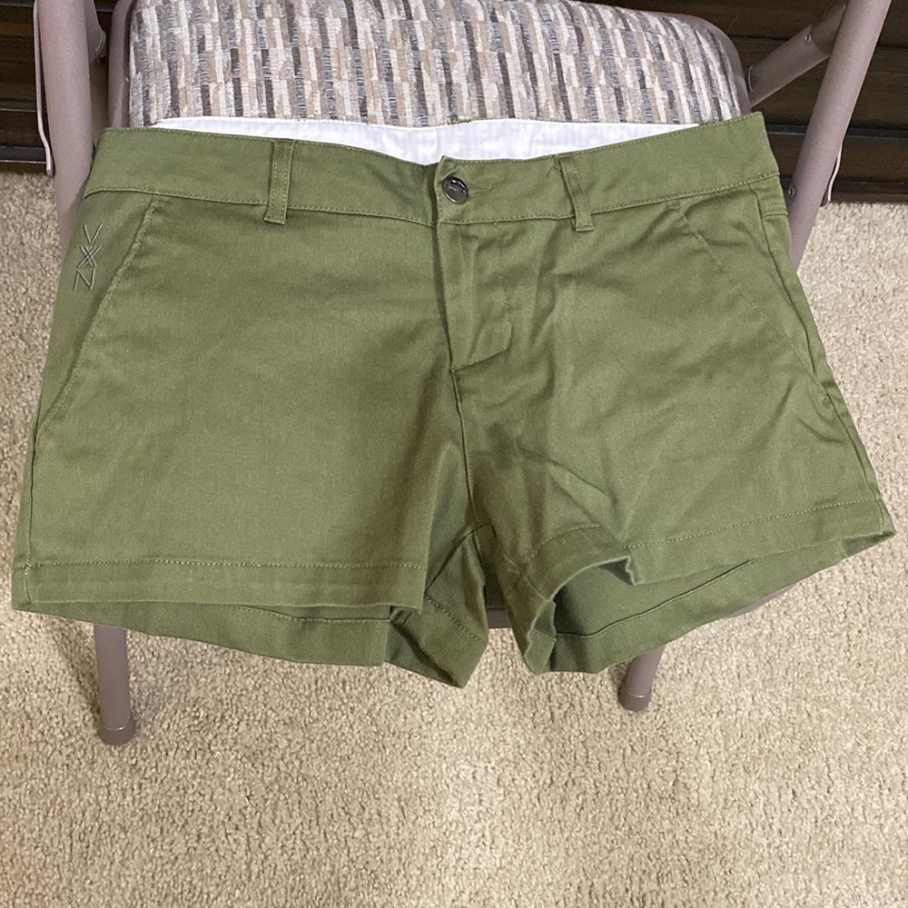 DIXXON ft. VIXXON - women’s chino shorts. Size 3 army green